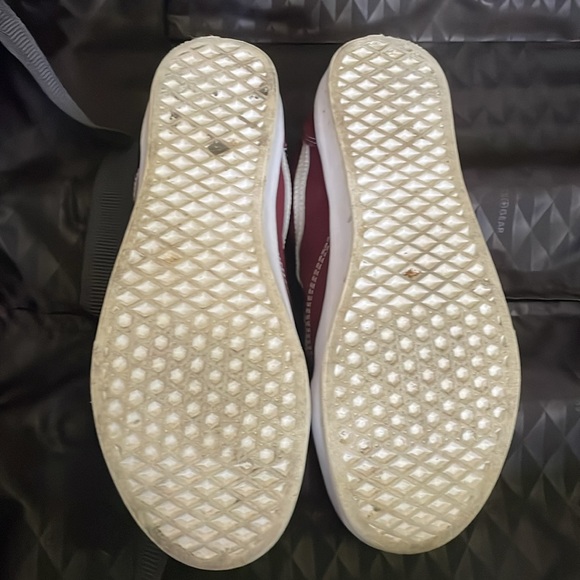 Used maroon vans - Picture 3 of 5